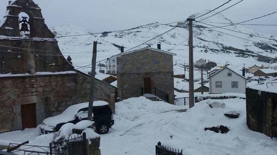 Una imagen de Pola de Somiedo, cubierta ayer por la nieve.