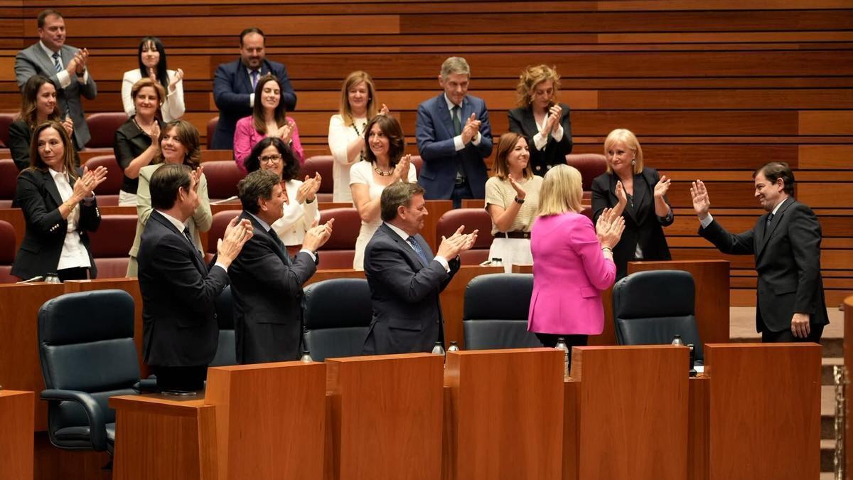 Los procuradores aplauden a Mañueco.
