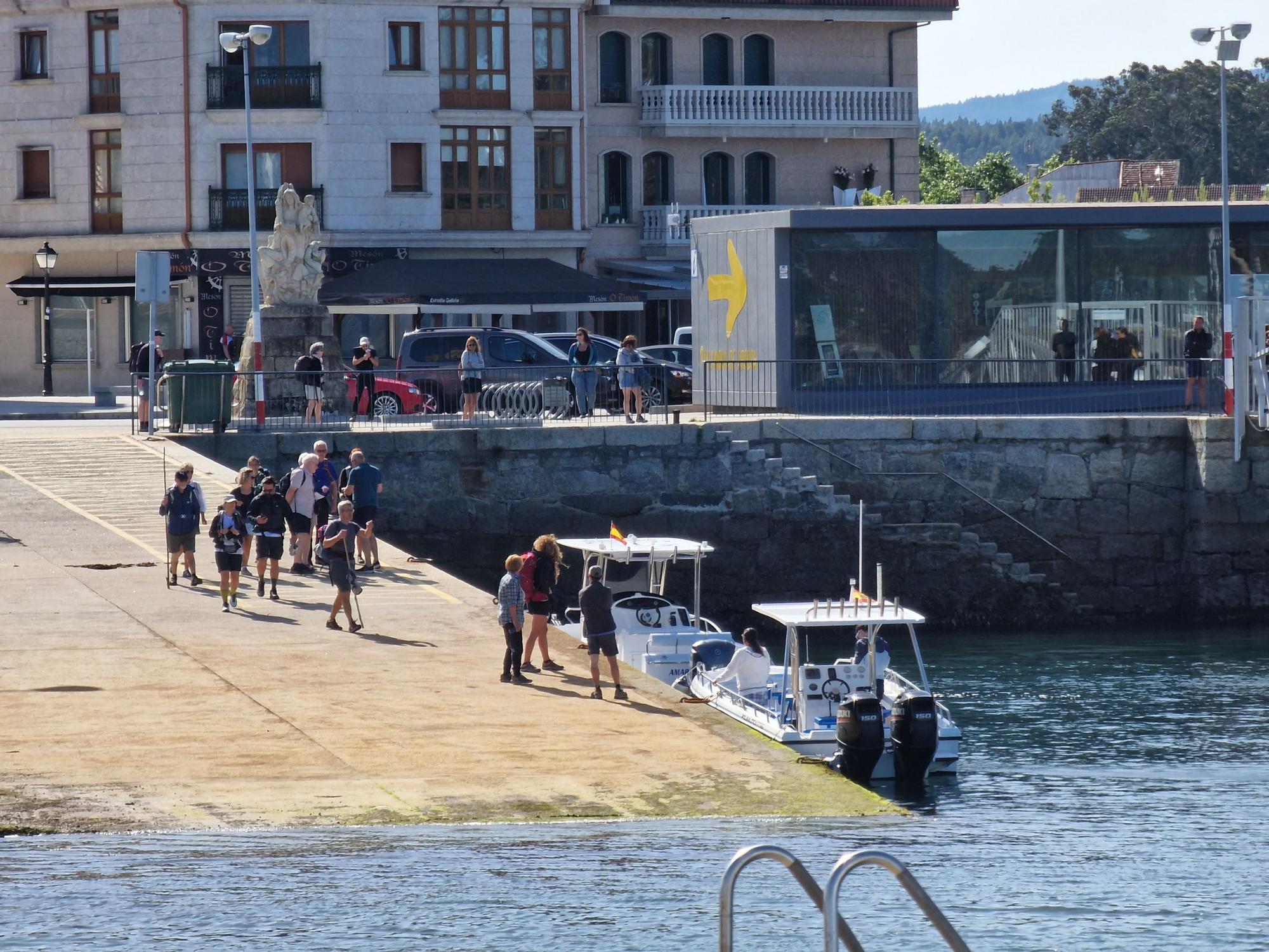 Peregrinos extranjeros que embarcaron en Vilanova para hacer la Ruta Xacobea hacia Pontecesures.