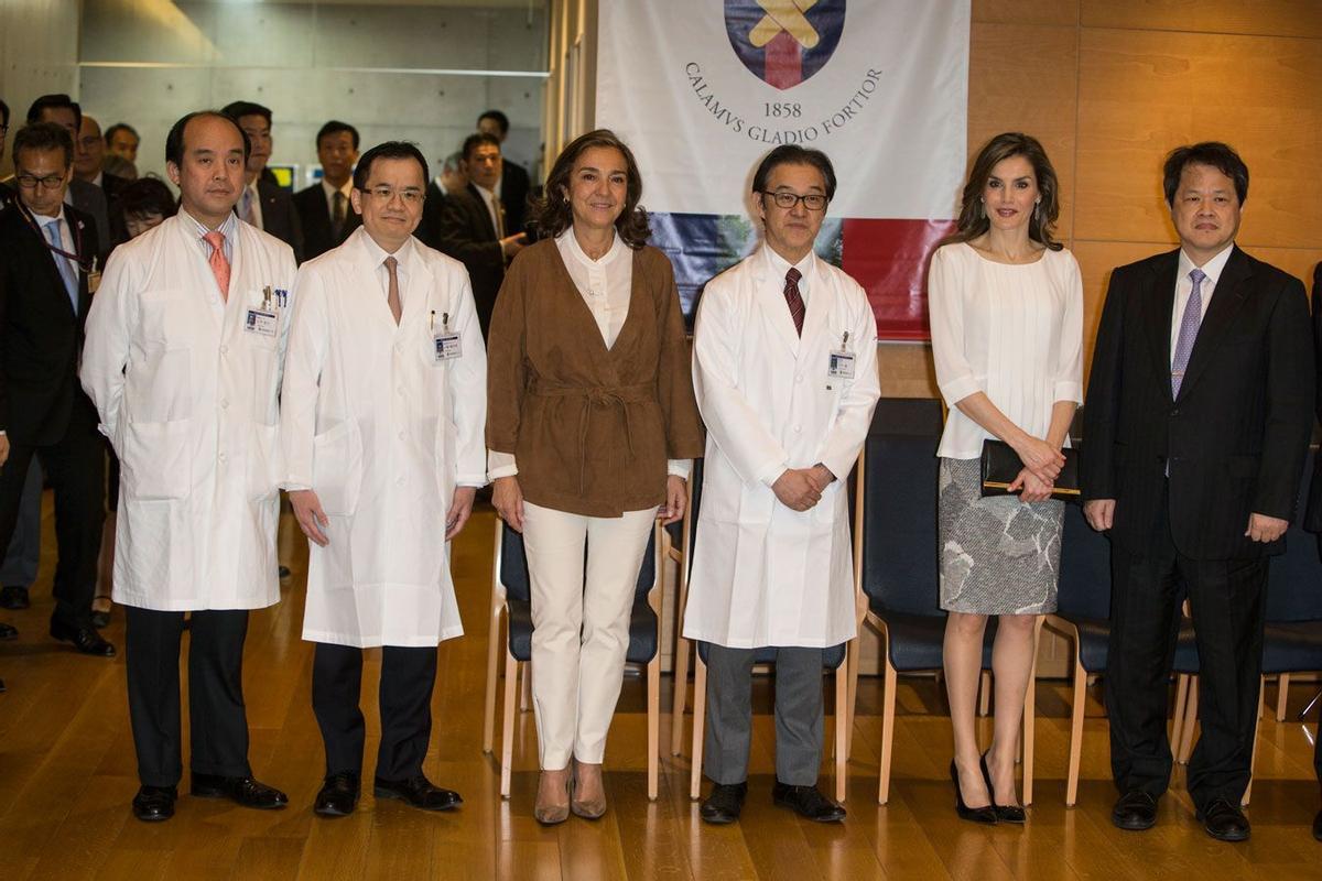 Letizia Ortiz de Hugo Boss en Japón visitando un hospital