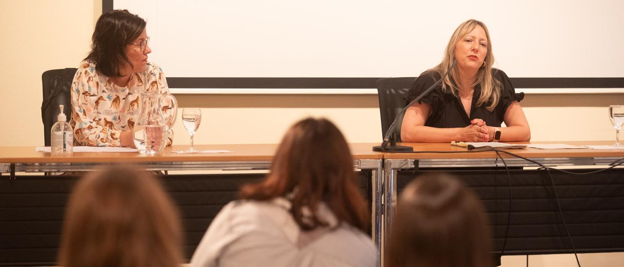 Lucía Fernández Ron, concejala de Igualdad del Ayuntamiento de Avilés, e Inmaculada Rodríguez Montequín durante su ponencia en el palacio de Valdecarzana.