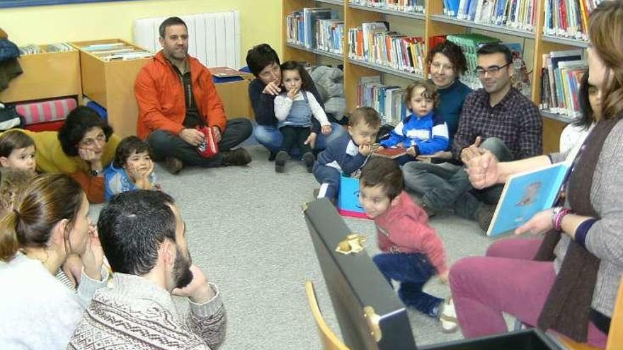 Un momento de la actividad en la biblioteca de Caldas. // Faro