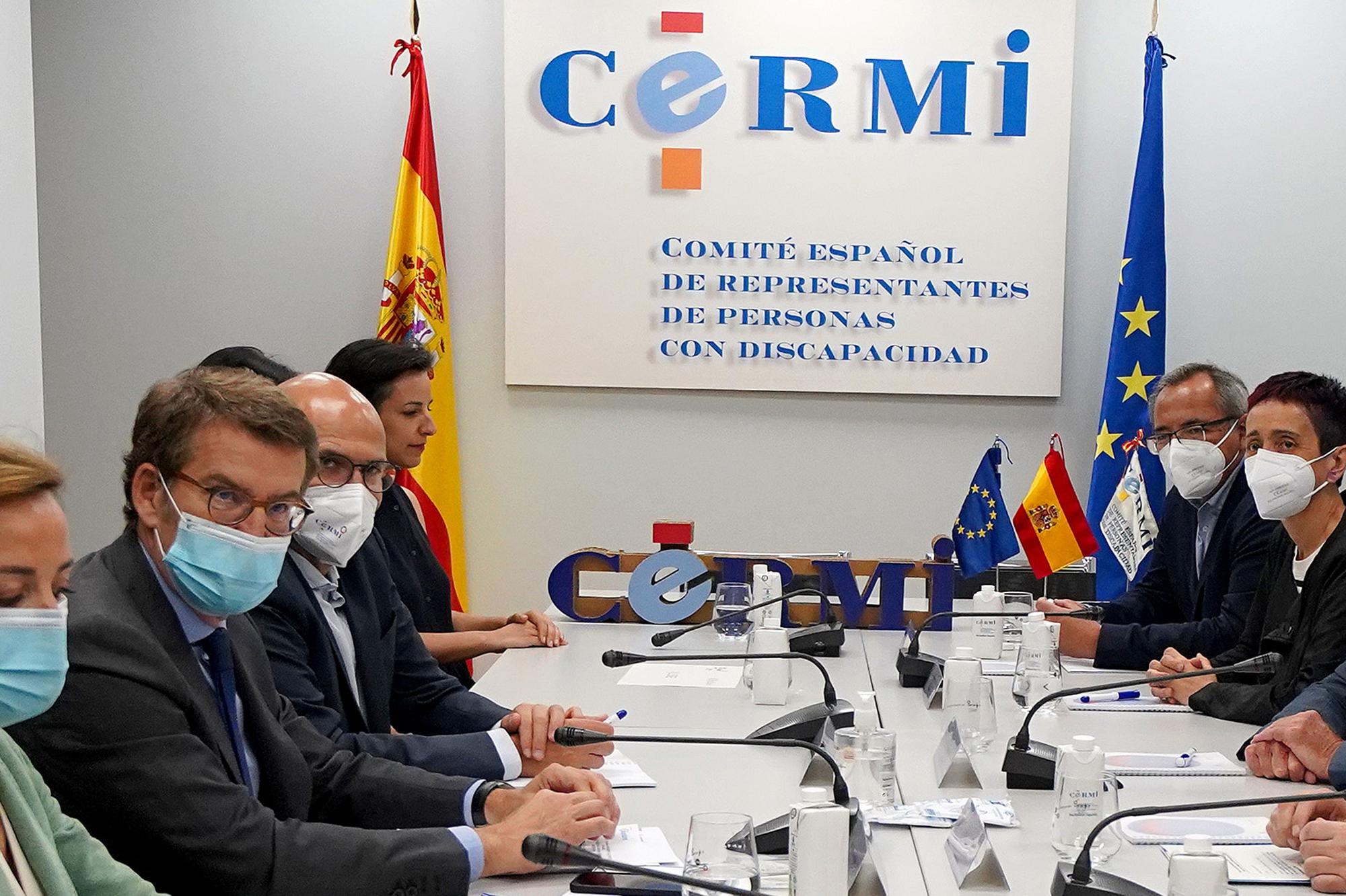 Alberto Núñez Feijóo durante la reunión con CERMI.