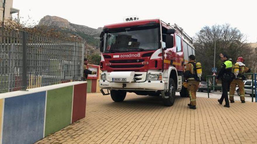 Suspenden las clases en un colegio de Calp tras detectar un fuerte olor en el centro