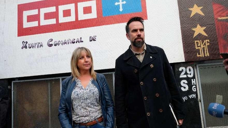 Esther Barbón y José Manuel Zapico, ayer, en la sede comarcal de CC OO en La Felguera.