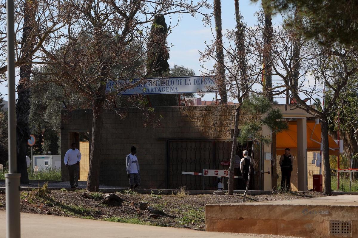 Migrantes este viernes en la puerta del CAED de Cartagena ubicado en el antiguo Hospital Naval de Cartagena