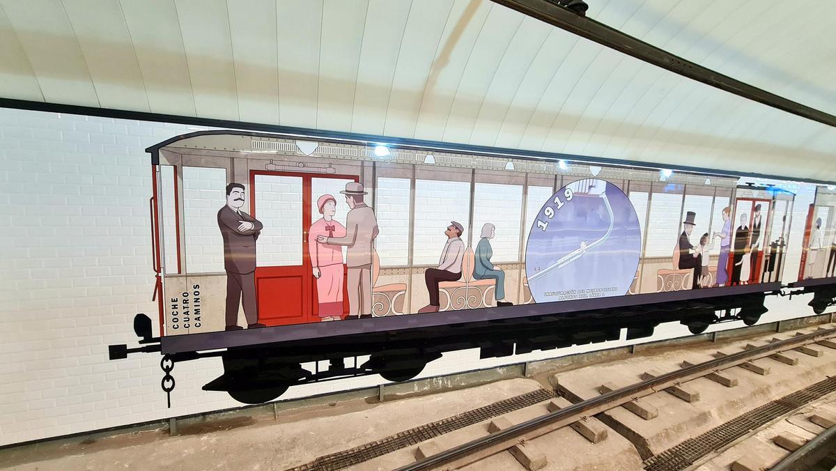 Mural en la línea 2 con casi 60 metros de longuitud que representa un viaje en el tiempo la historia del Metro y de la Ciudad de Madrid