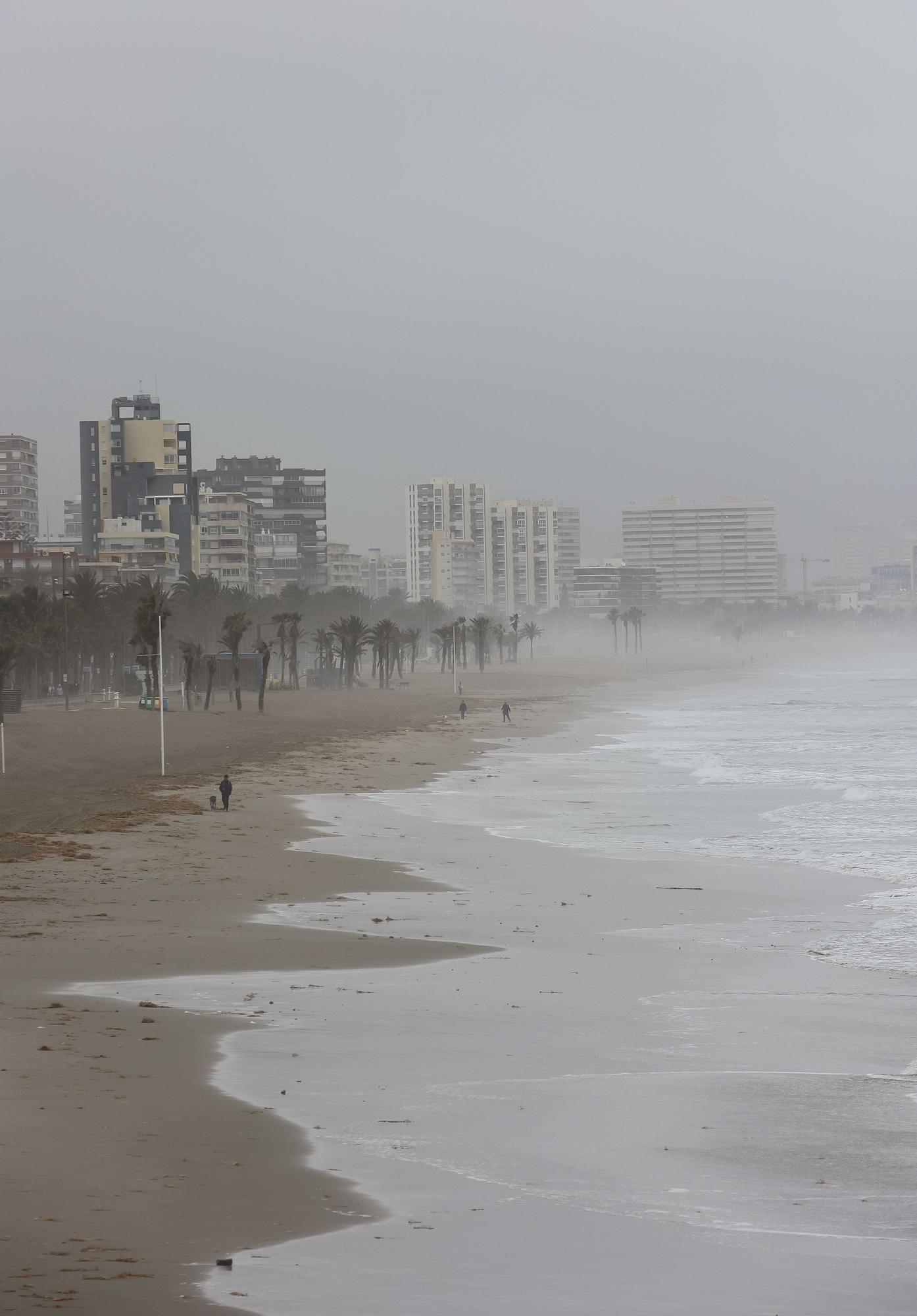 El mar se &quot;tragó&quot; parte de la playa de San Juan durante las marejadas de primeros de abril