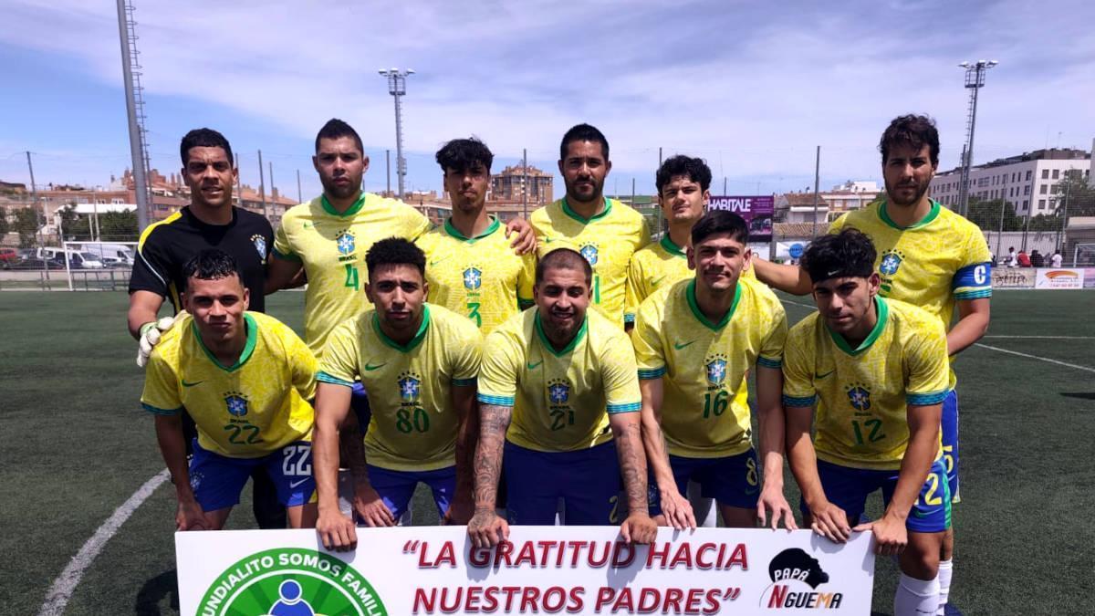 La selección brasileña con Carbonell en el medio en la fila de abajo