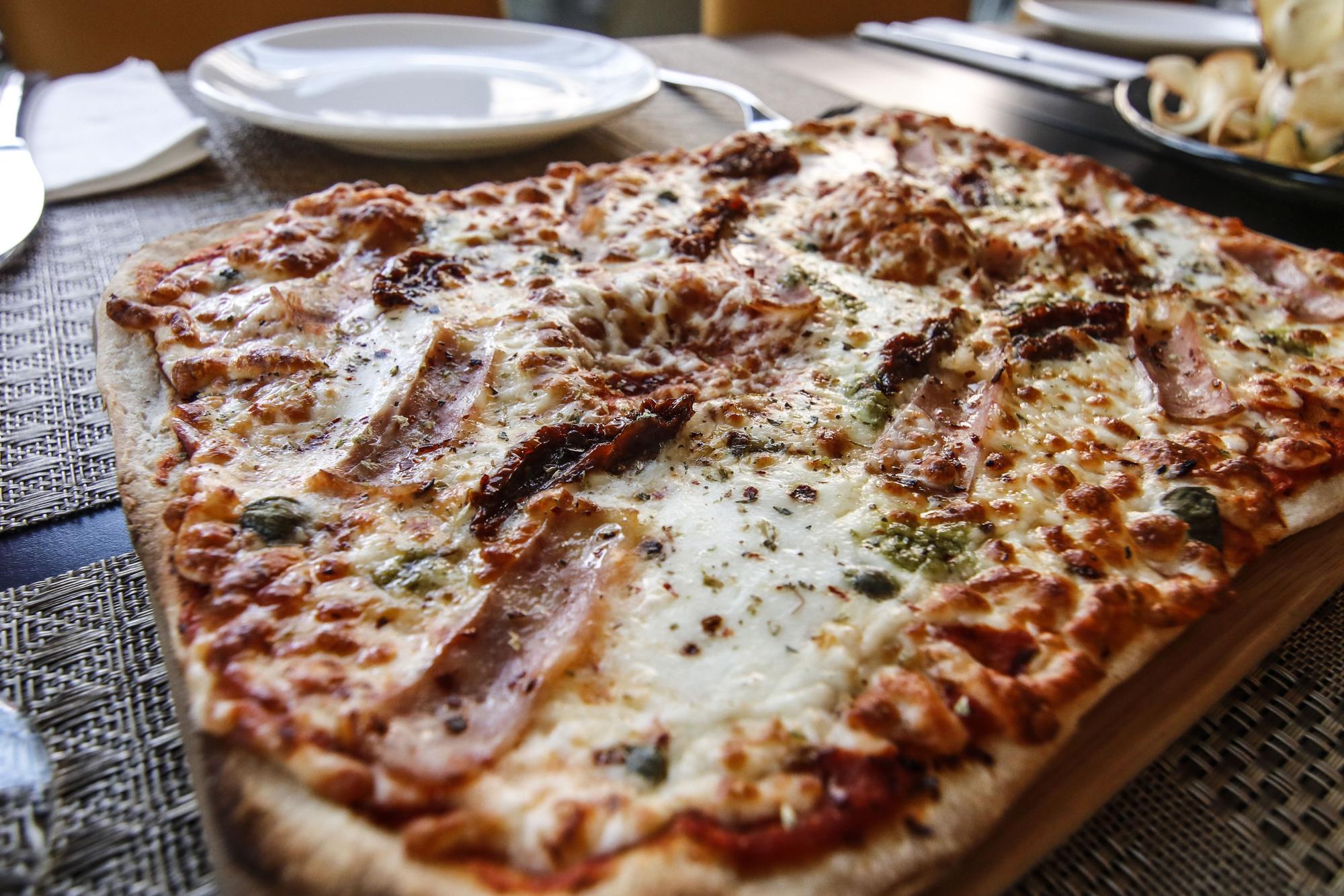 ¿Una pizza artesana? En AlcaraVán Gastroteca encontrarás este plato como lo hacen en Italia.