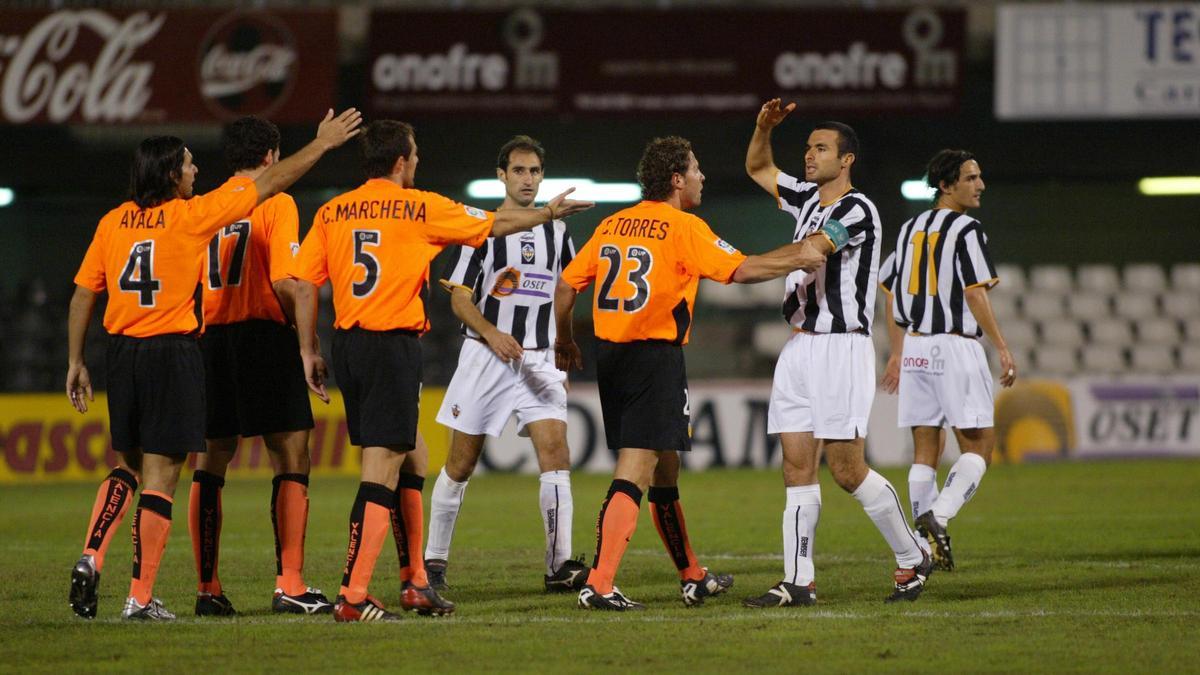 Miguel se encara a Ayala, Marchena y Curro Torres, ante la mirada de Marcos Estruch, en la reanudación del partido de Copa contra el Valencia, en 2004.
