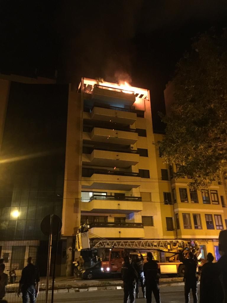 Dos heridos en el devastador incendio de un ático en el centro de Palma