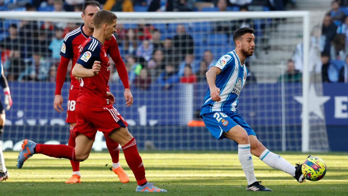 Edu Expósito realiza un pase en un encuentro entre Espanyol y Osasuna.