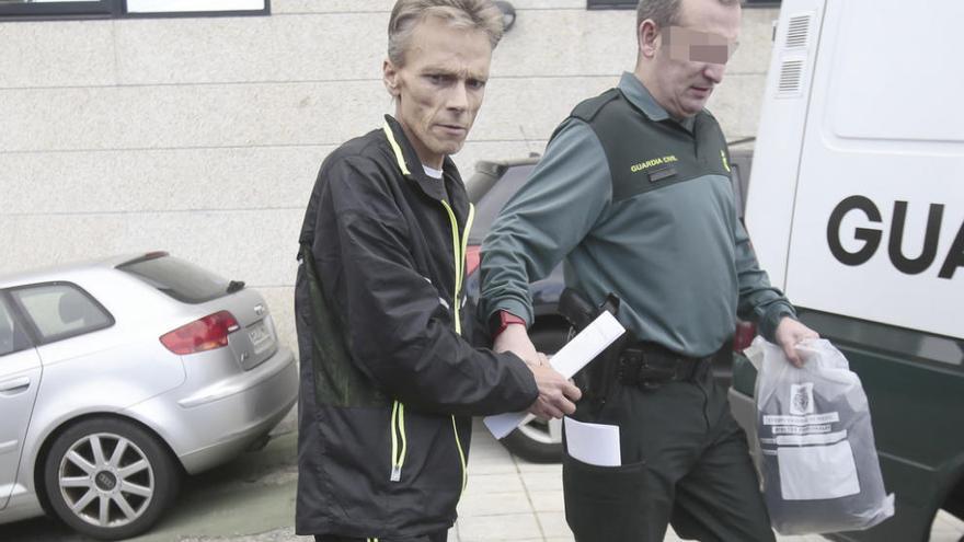 El detenido por el atraco a una sucursal bancaria en la calle Aragón, ayer, camino de prisión. //A. Irago