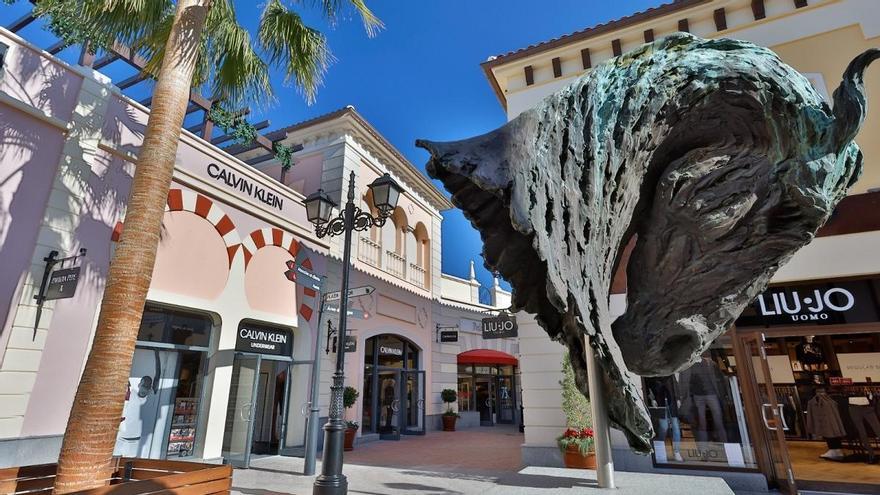 El centro McArthurGlen inaugura este sábado la temporada navideña con el encendido de un árbol de 12 metros