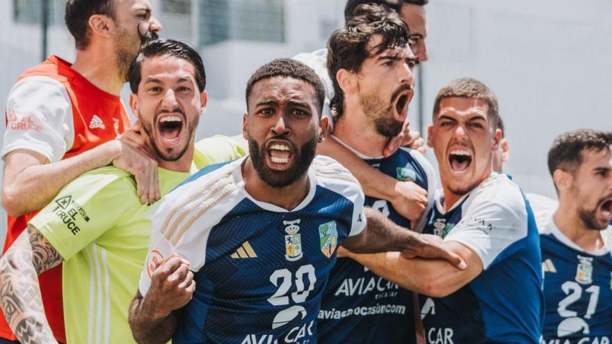 El ‘Sanfer’ festeja uno de los goles de Quintero –en el centro abrazado por sus compañeros–.