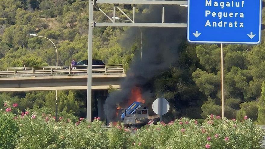 Largas retenciones por el incendio de un camión en la autopista de Andratx