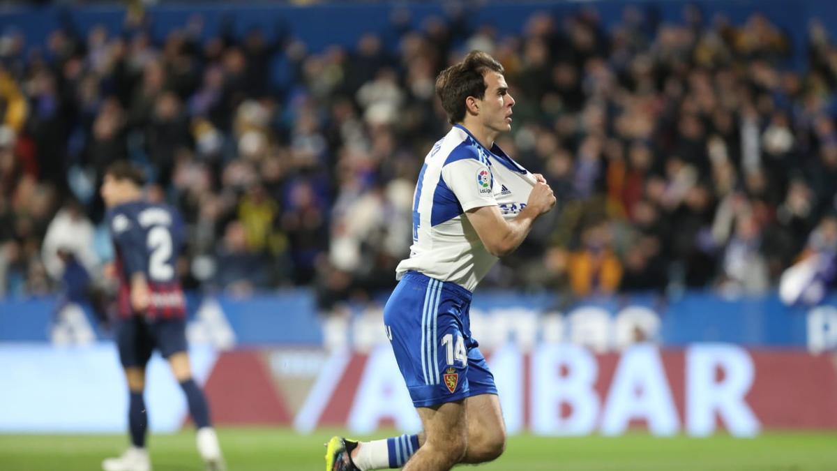 Francho celebra su gol señalándose el escudo del Real Zaragoza