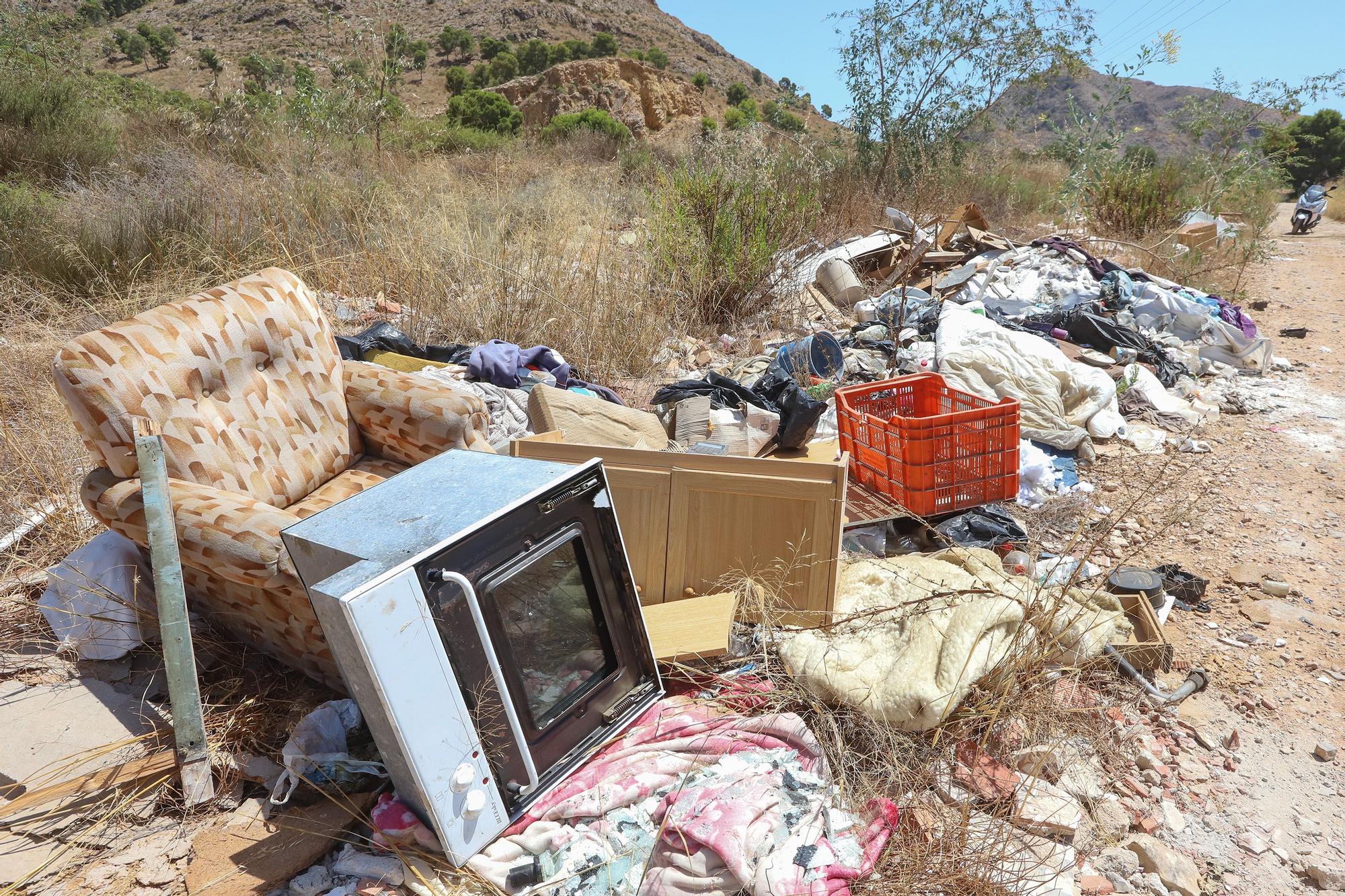 Un cementerio de escombros, enseres y basura en Orihuela