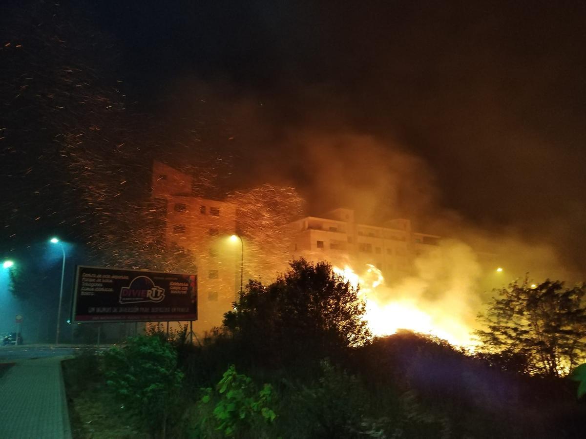 Fotogalería | Imágenes del incendio en Plasencia esta madrugada Fotogalería | Imágenes del incendio en Plasencia esta madrugada