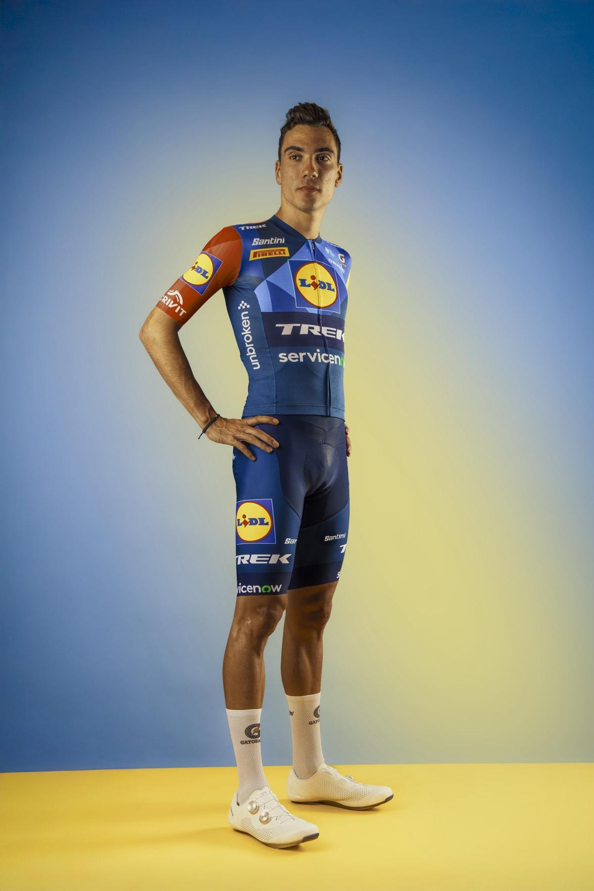 Juan Ayuso posa con la equipación del Lidl-Trek