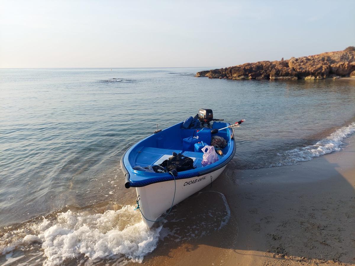 La embarcación, este lunes, en la costa oriolana