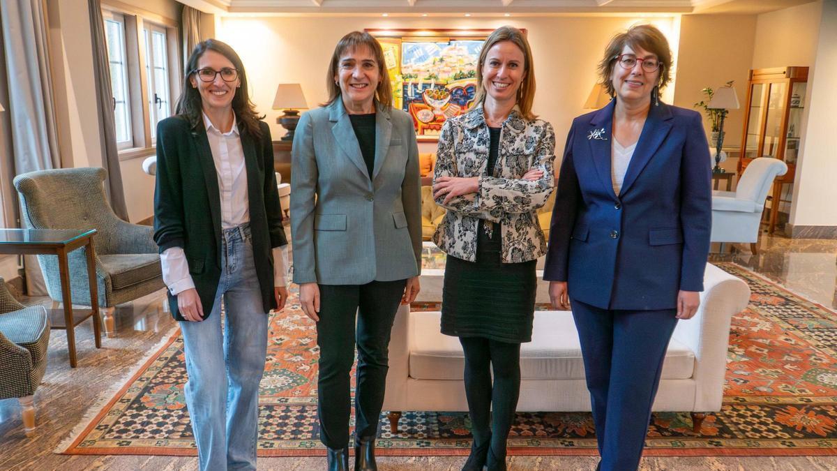 Rosa Crujeiras, María José López Couso, Maite Flores y Alba Nogueira arrancaron este martes sus campañas.