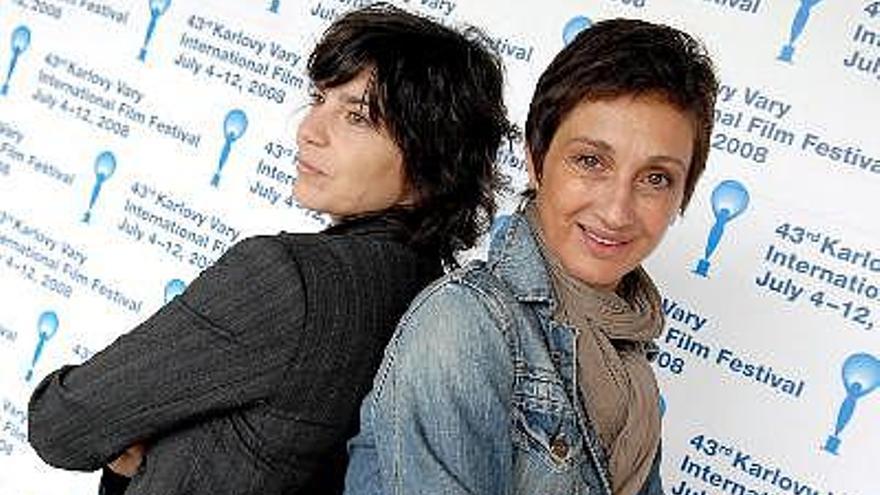 Las actrices españolas Silvia Munt y Laia Marull posan durante la presentación de la película &quot;Pretextos&quot; en el 43  Karlovy Vary Festival Internacional de Cine en Karlovy Vary, en la República Checa. El festival finalizará el 12 de julio del 2008.