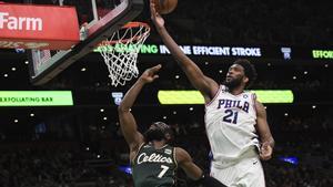 Embiid lidera a los 76ers en el quinto partido en Boston