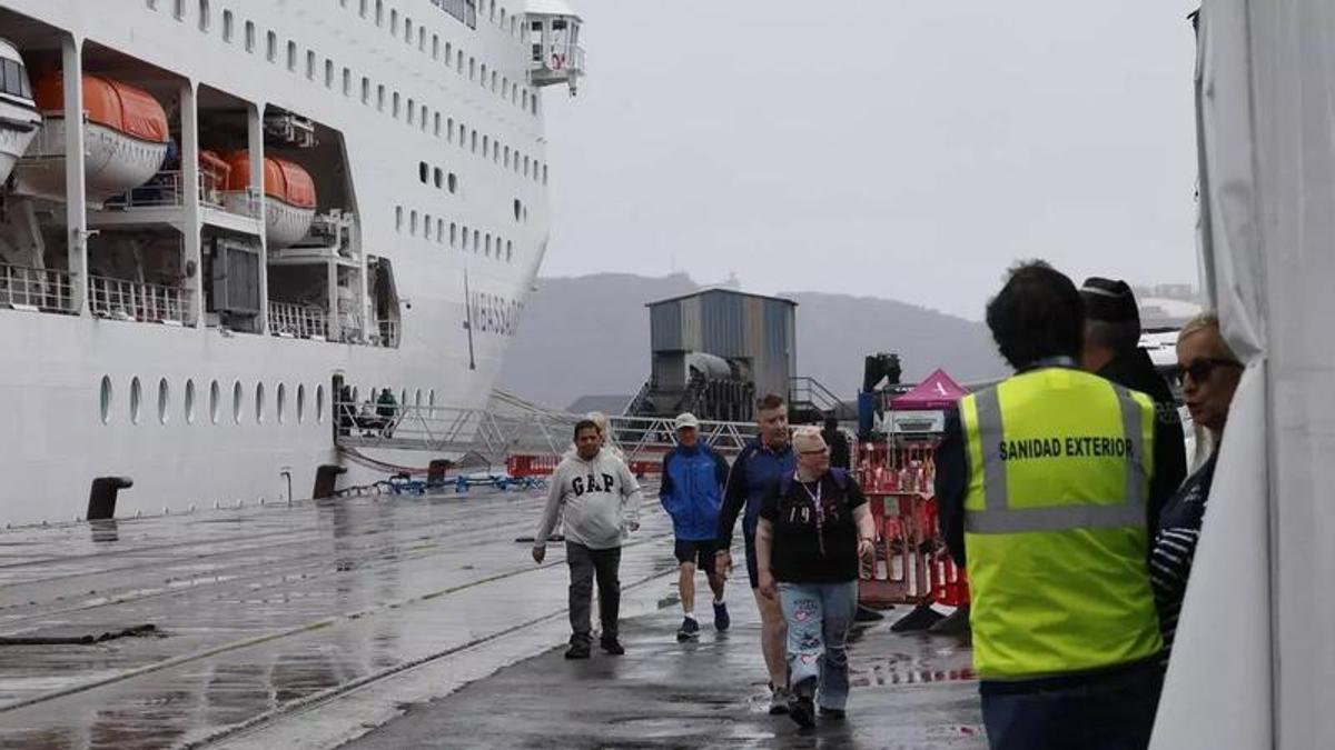 Los cruceristas del "Ambition" desembarcan en Gijón.