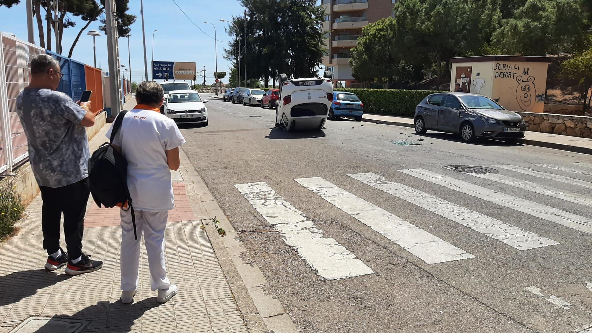 Un coche volcado este martes en Vila-real junto al Pavelló Fundació Bancaixa.
