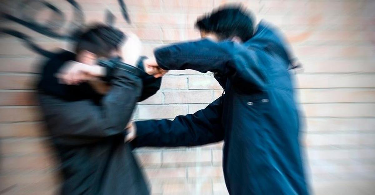 Imagen de una pelea entre dos hombres.