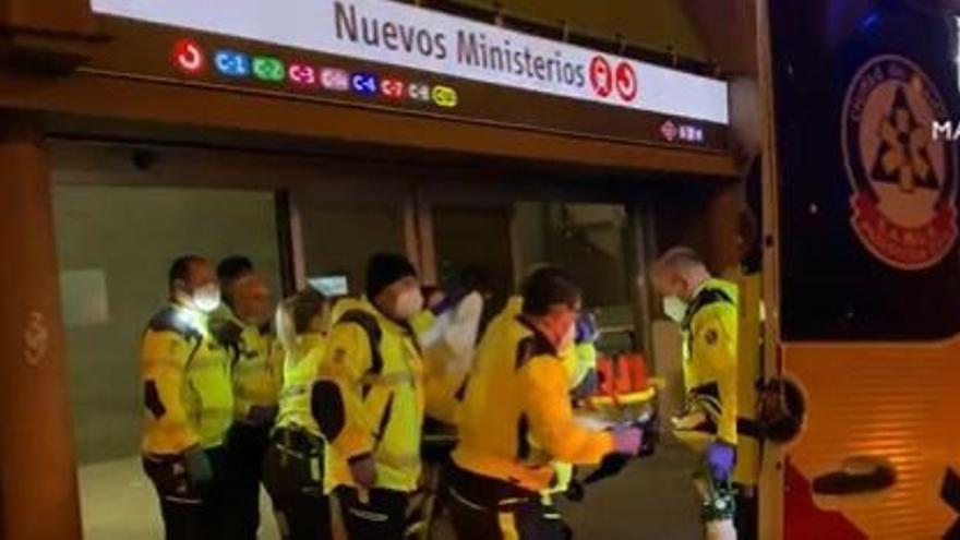 En estado grave un joven tras caer por un hueco de escalera en el metro de Madrid