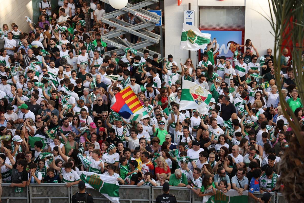 El Elche CF celebra el ascenso a Primera con una rúa en autobús hasta ...