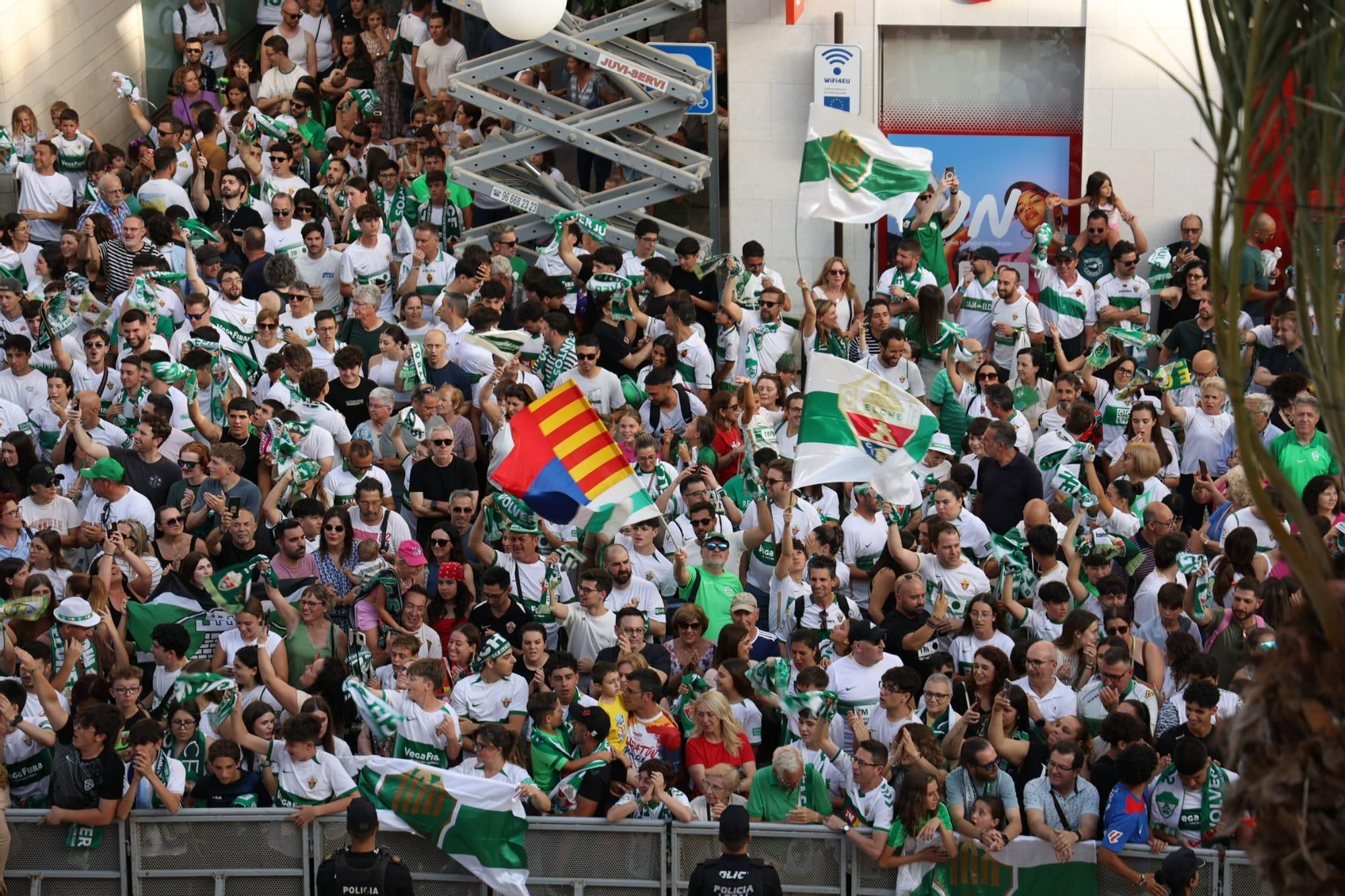 El Elche CF celebra el ascenso a Primera con una rúa en autobús hasta la Plaça de Baix