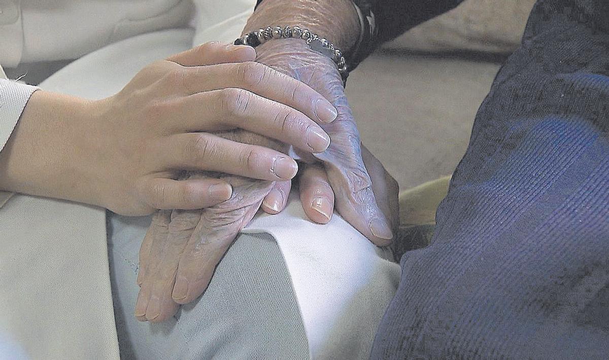 Un médico da consuelo a una paciente.