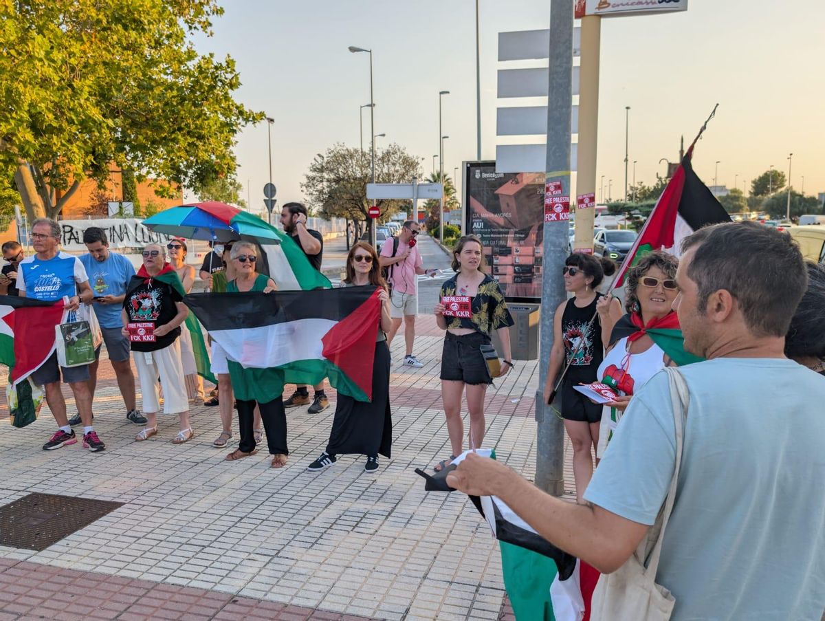 Manifestantes proclamando