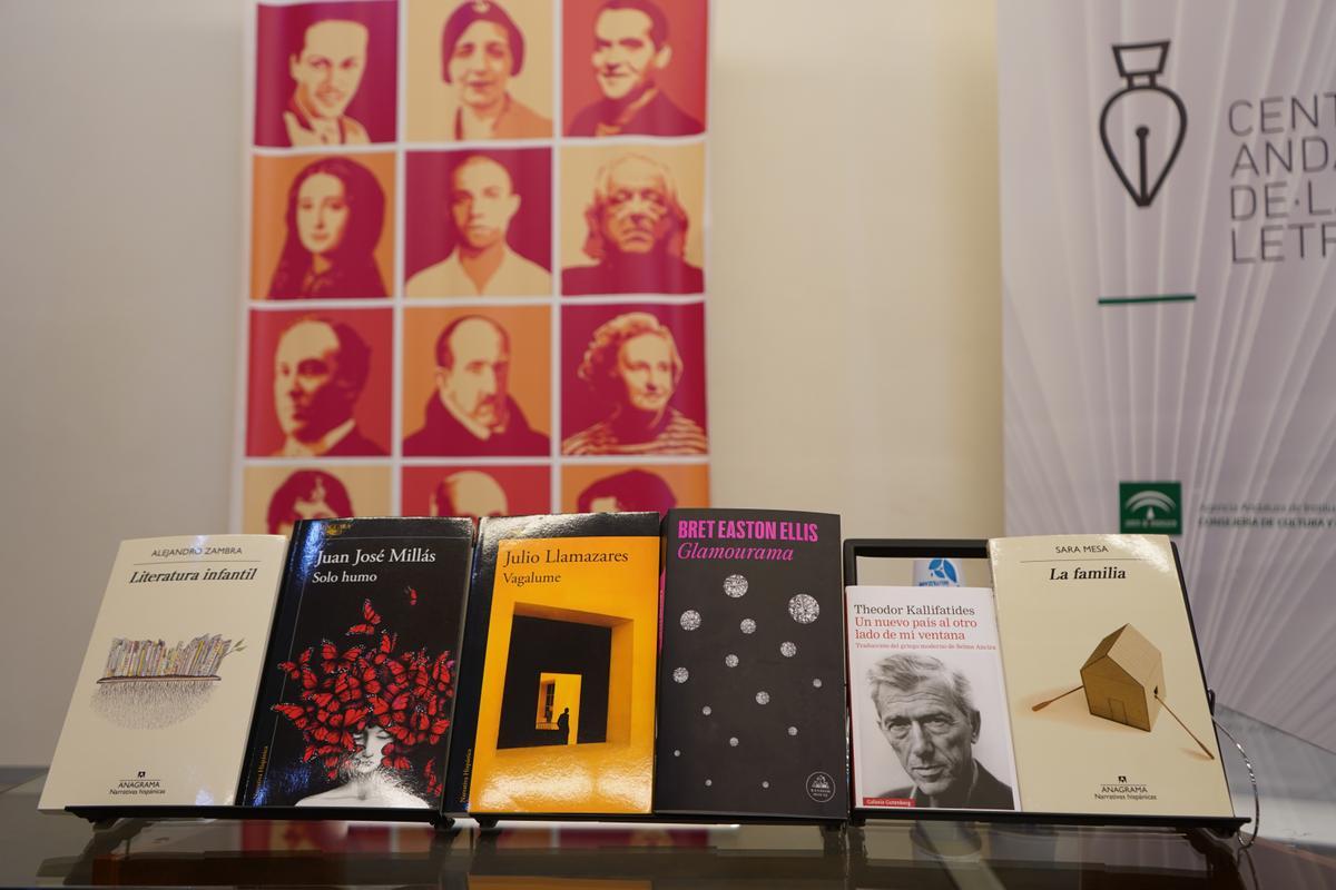Atril del Centro Andaluz de las Letras con libros de los autores que participarán en esta nueva programación
