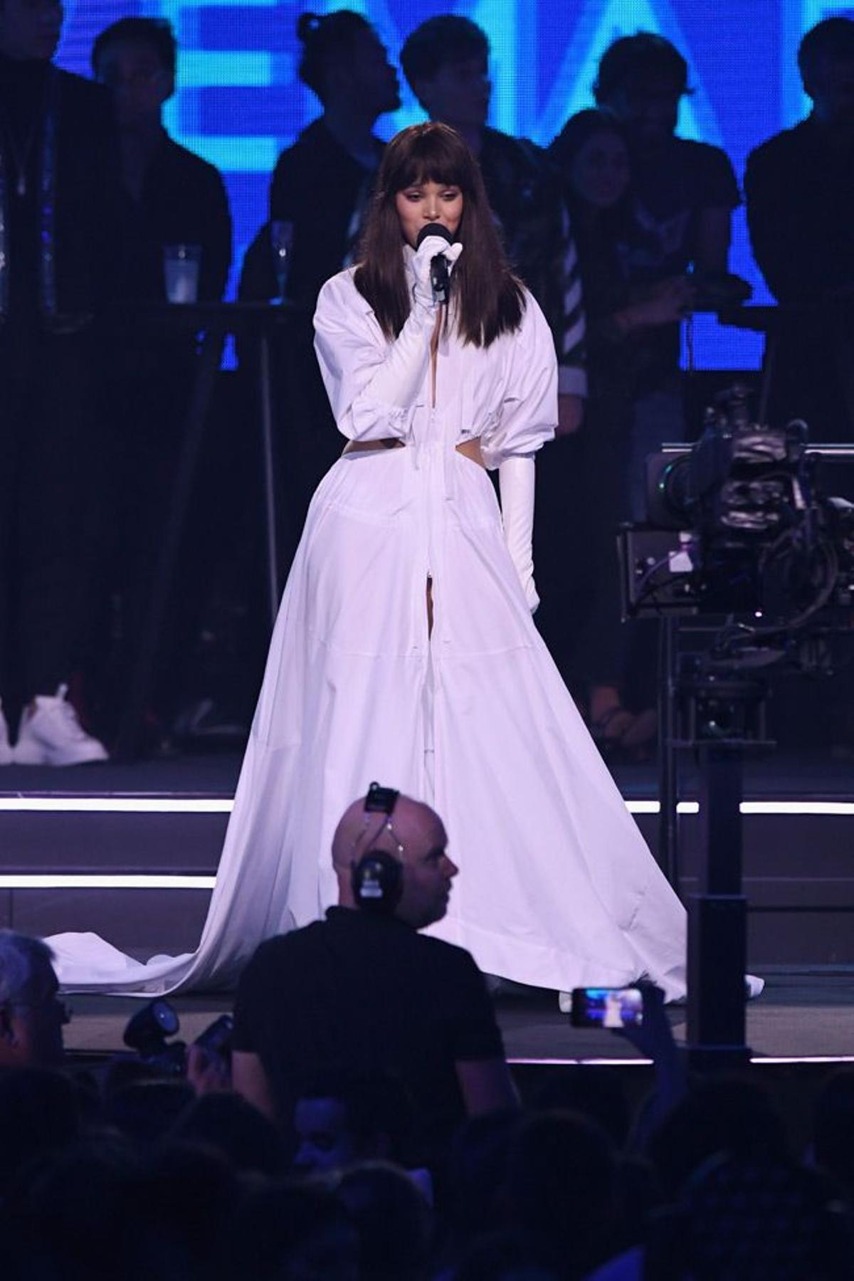 Hailee Steinfeld, de blanco inmaculado en los MTV EMAs