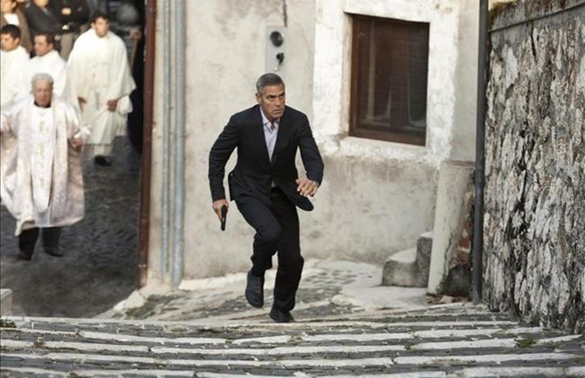 George Clooney, en una escena d’acció de la pel·lícula ’El americano’. George Clooney, en una escena d’acció de la pel·lícula ’El americano’.
