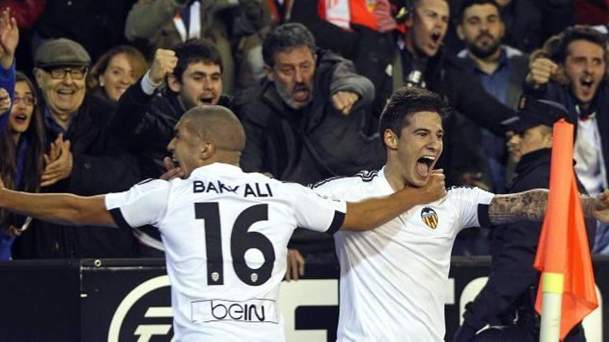 Los jugadores del Valencia celebran el gol del empate.