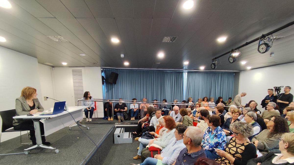 La sala d'actes de la biblioteca de Figueres es va omplir a vessar per escoltar a la historiadora de l'art, Laura Bartolomé.