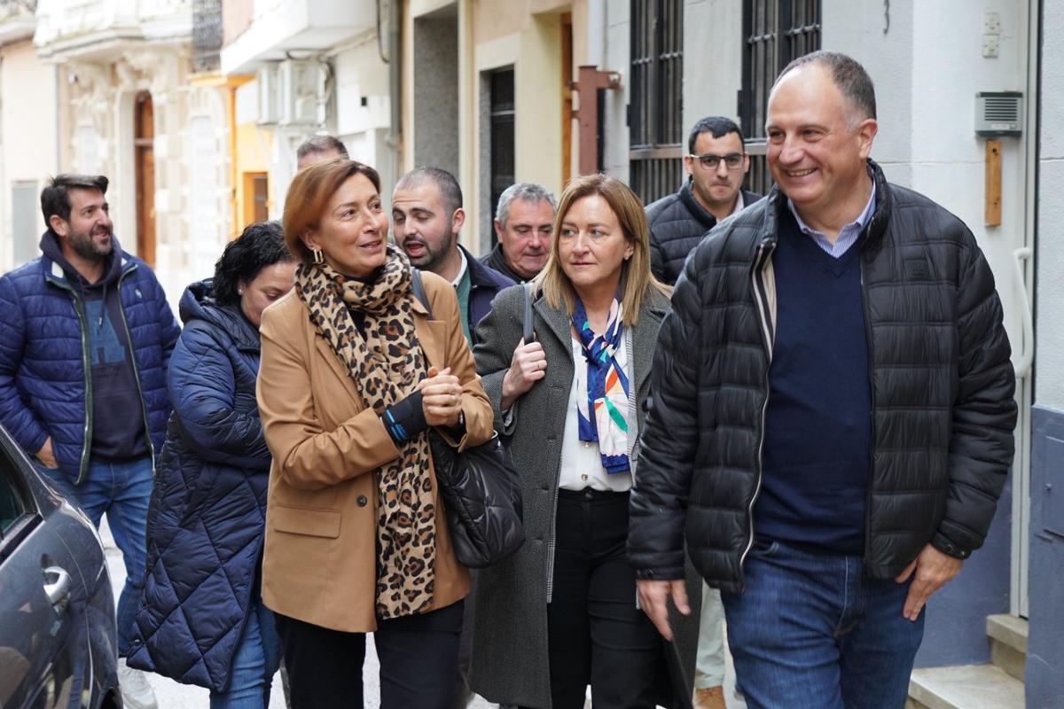 Salvador Aguilella junto a la alcaldesa de Segorbe, Mª Carmen Climent, y otras autoridades.