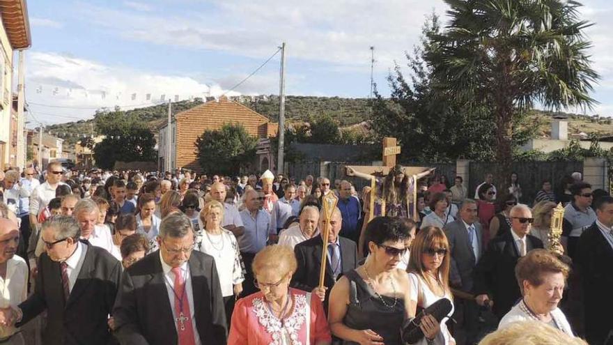 Vecinos de Morales en una pasada procesión .