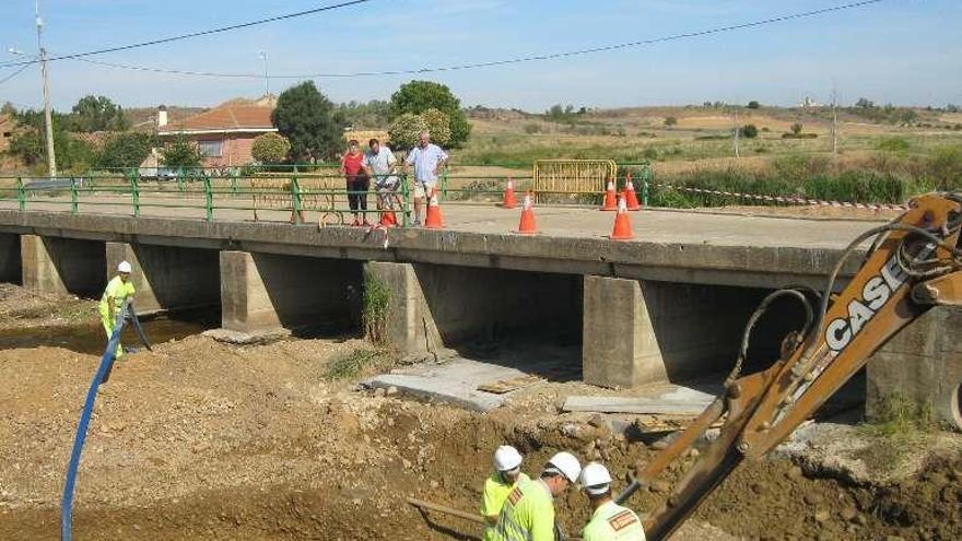 Trabajos de reparación de las pilastras del puente de Paladinos hace cinco años