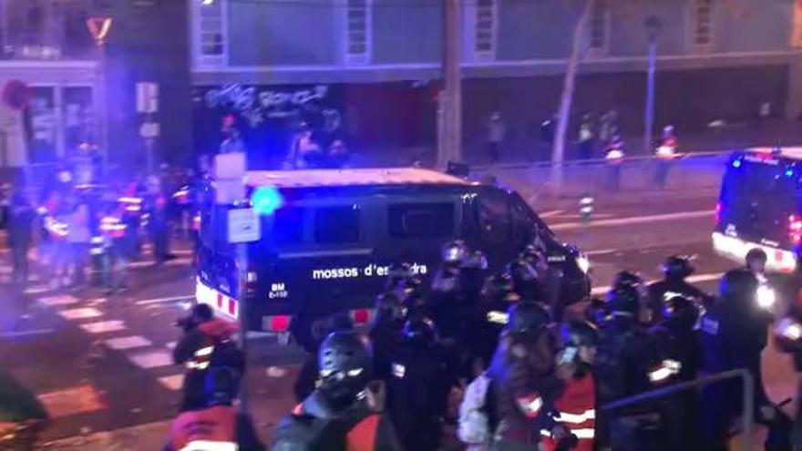 Aldarulls, càrregues i barricades de foc a l'entorn del Camp Nou