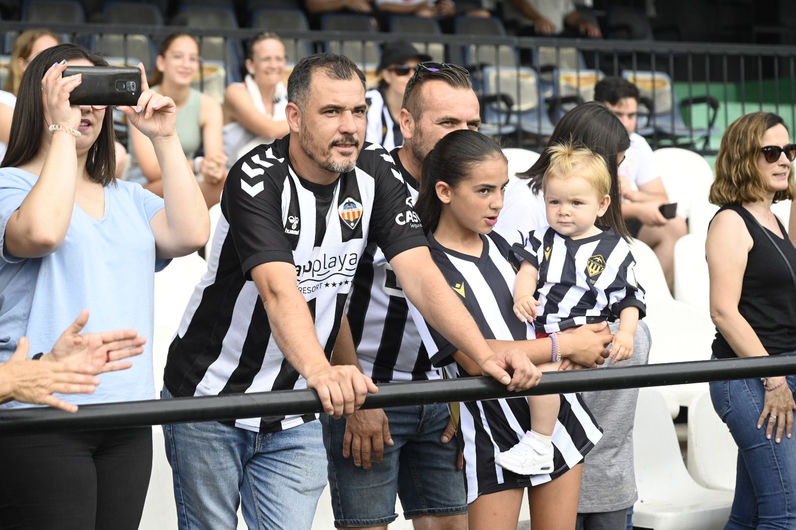 Galería de fotos: La afición lleva en volandas al CD Castellón