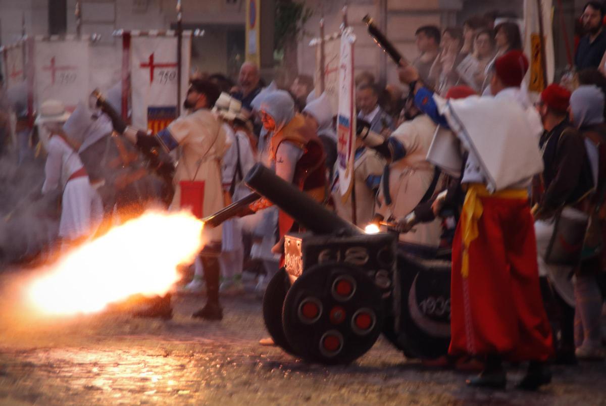 Los arcabuces toman Alcoy en el 750 aniversario de Sant Jordi