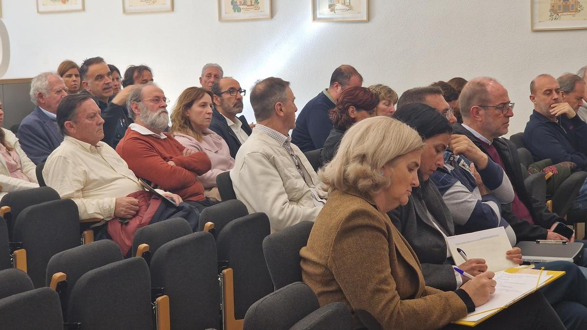 Asistentes a la jornada sobre el colector oeste.