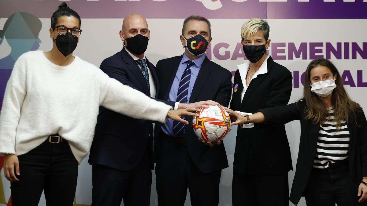 El presidente de la RFEF, Luis Rubiales, y el presidente del CSD, José Manuel Franco (c), posan con la directiva del Atlético de Madrid Femenino, Lola Romero (2d), y las jugadoras Marta Carro (i) y Sheila Elorza (d).